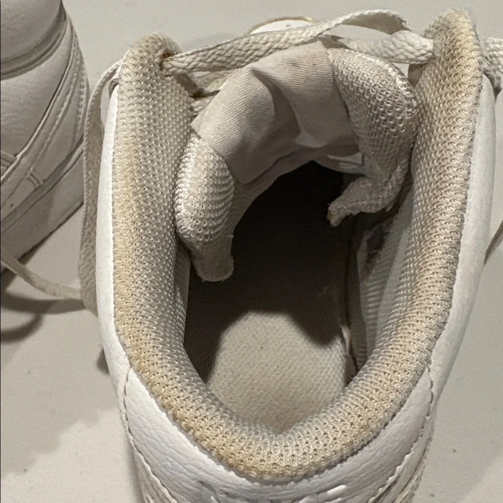 Nike Women’s Nike Court Vision Mid Sneaker. Size 7. White